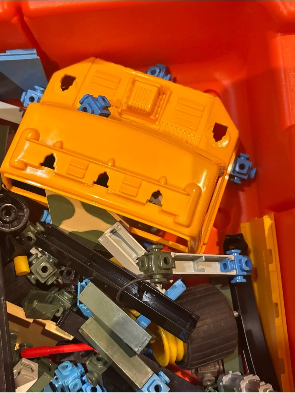 Vintage 1986 construx hard case w/ mixture of building pieces